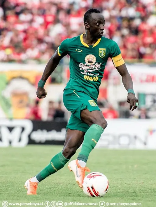 Aksi Makan Konate pada laga melawan Madura United memang menjadi pusat perhatian. Konate dengan gagahnya memakai ban kapten Persebaya. Ia berhasil memimpin rekan-rekannya dengan baik. Alhasil, berkat permainan hebatnya, Persebaya berhasil menang. (Liputan6.com/IG/@officialpersebaya)
