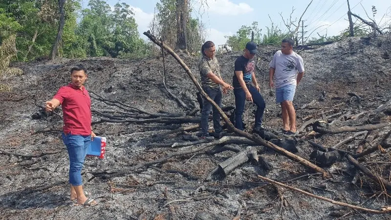 Personel Polresta Pekanbaru melakukan olah tempat kejadian perkara di lahan PT Pertamina Hulu Rokan.