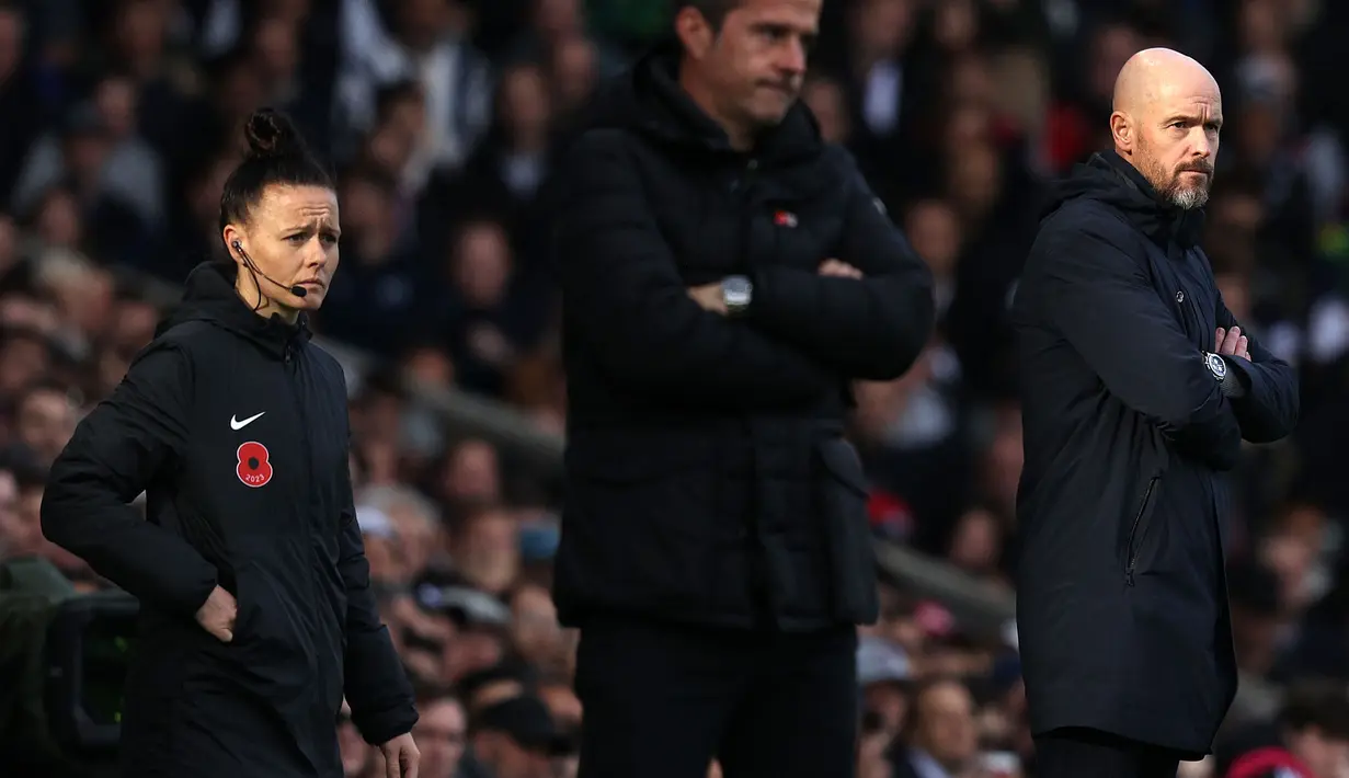 Terbaru, Rebbeca Welch ditunjuk sebagai ofisial wasit keempat pada laga Liga Inggris 2023/2024 antara Fulham melawan Manchester United pada 4 November 2023. Pertandingan yang berlangsung di Craven Cottage, London, Inggris tersebut dimenangkan oleh Setan Merah dengan skor 1-0. (AFP/Adrian Dennis)