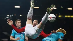 Aksi penyerang MU, Zlatan Ibrahimovic berusaha menendang bola dari hadangan dua pemain Feyenoord pada pertindangan Grup A Liga Europa di Stadion Old Trafford, Inggris (24/11). MU menang telak atas Feyenoord dengan skor 4-0. (Reuters/Carl Recine)
