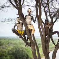 Anak lelaki dengan wajah yang dilukis di desa suku Karo, Ethiopia. (Massimo Rumi/Bored Panda)