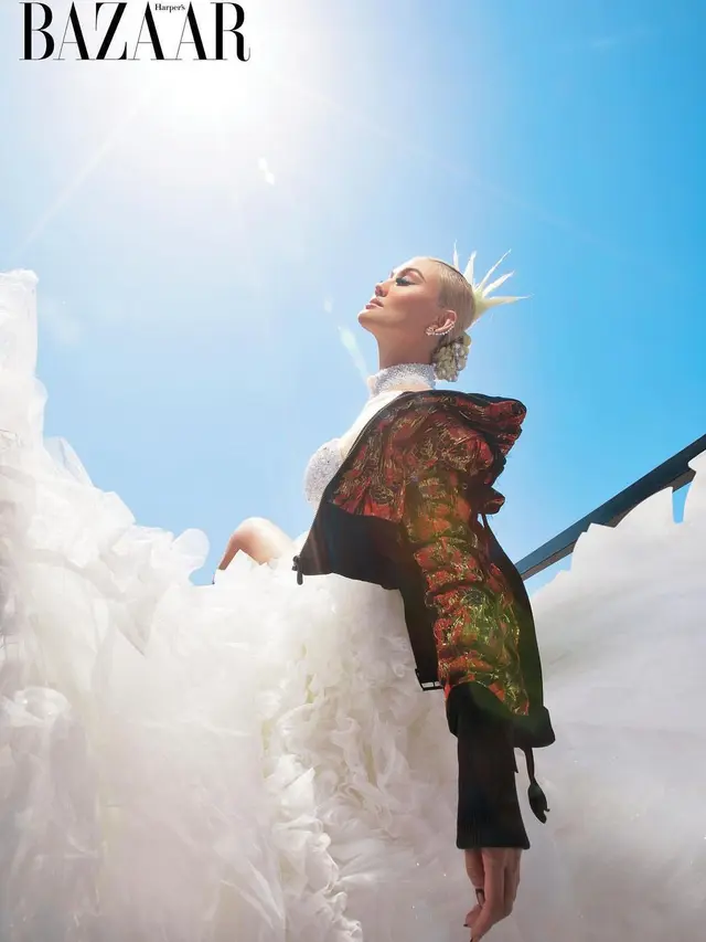 Parade Gaun Agnez Mo di Sampul Bazaar Vietnam Padukan Gaya Glamor dan Streetstyle