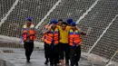 Seorang warga berhasil diselamatkan petugas dalam simulasi penyelamatan saat banjir, Kampung Pulo, Jakarta, Selasa (13/1/2015). (Liputan6.com/Johan Tallo)