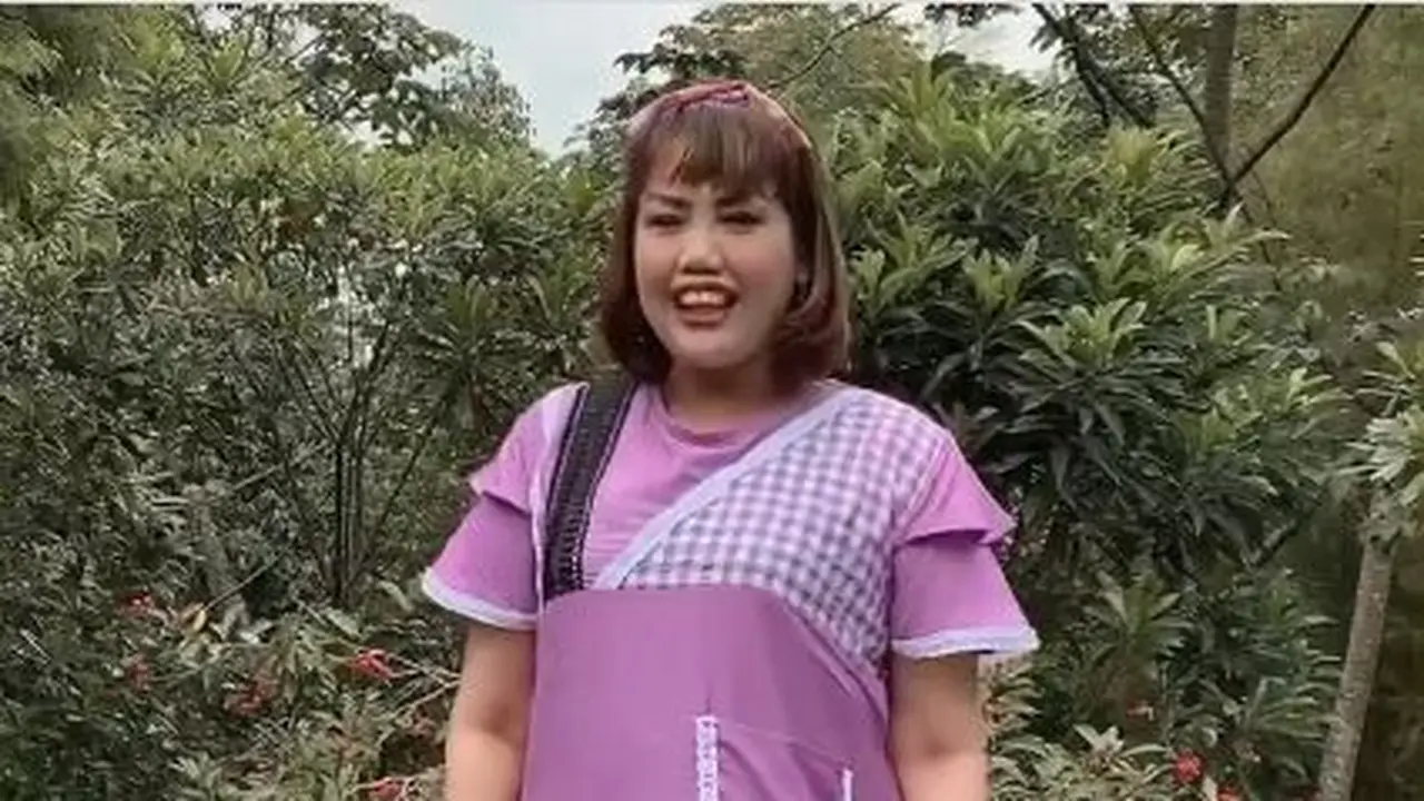 6 Potret Terbaru Elly Sugigi dengan Rambut Berponi dan Gigi Makin Rapi, Manglingi