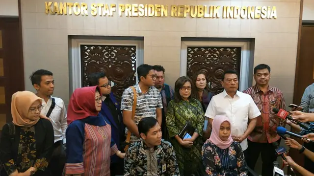 Dokter Romi bersama pengacaranya mengadu ke Kepala Kantor Staf Kepresidenan (KSP) Moeldoko terkait status CPNS nya dibatalkan Pemkab Solok Selatan. (Merdeka.com/Intan Umbari Prihatin)