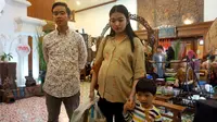 Gibran Rakabuming dan Selvi Ananda mengajak putranya Jan Ethes saat mengunjungi acara Traditional Dessert Festival di The Sunan Hotel Solo.(Liputan6.com/Fajar Abrori)