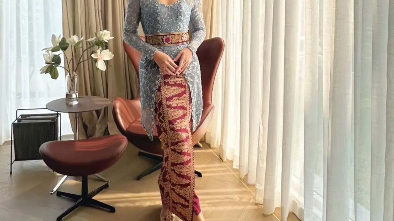 Raisa Andriana Tampilkan Pesona Ayu dengan Kebaya Bali dan Songket di Pernikahan Debi Sagita dan Marco Ivanos