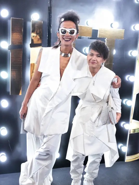 Malam itu, Aming dan istri tampil dengan nuansa putih. Aming dengan baju tanpa lengan, tampil nyentrik dengan kaca mata berbingkai putih. (Adrian Putra/Bintang.com)