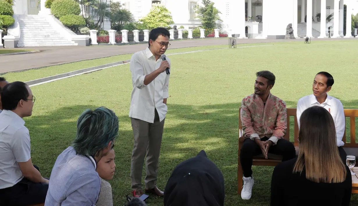 Presiden Direktur EMTEK Alvin Sariaatmadja saat memperkenalkan KLY serta para konten kreator XYZ 2018 kepada Presiden Joko Widodo di Istana Bogor, Minggu (22/4). (Liputan6.com/Angga Yuniar)