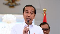 Presiden Joko Widodo didampingi Ketua Dewan Pengarah Tim Penyelesaian Non-Yudisial Pelanggaran HAM Berat Masa Lalu memberikan keterangan terkait pelanggaran HAM masa lalu di Istana Merdeka, Jakarta, Rabu (11/1/2023). Pemerintah Indonesia mengakui terjadinya 12 pelanggaran HAM berat di masa lalu dan akan memulihkan hak-hak korban secara adil dan bijaksana tanpa menegasikan penyelesaian yudisial. (FOTO: Muchlis Jr-Biro Pres Sekretariat Presiden)