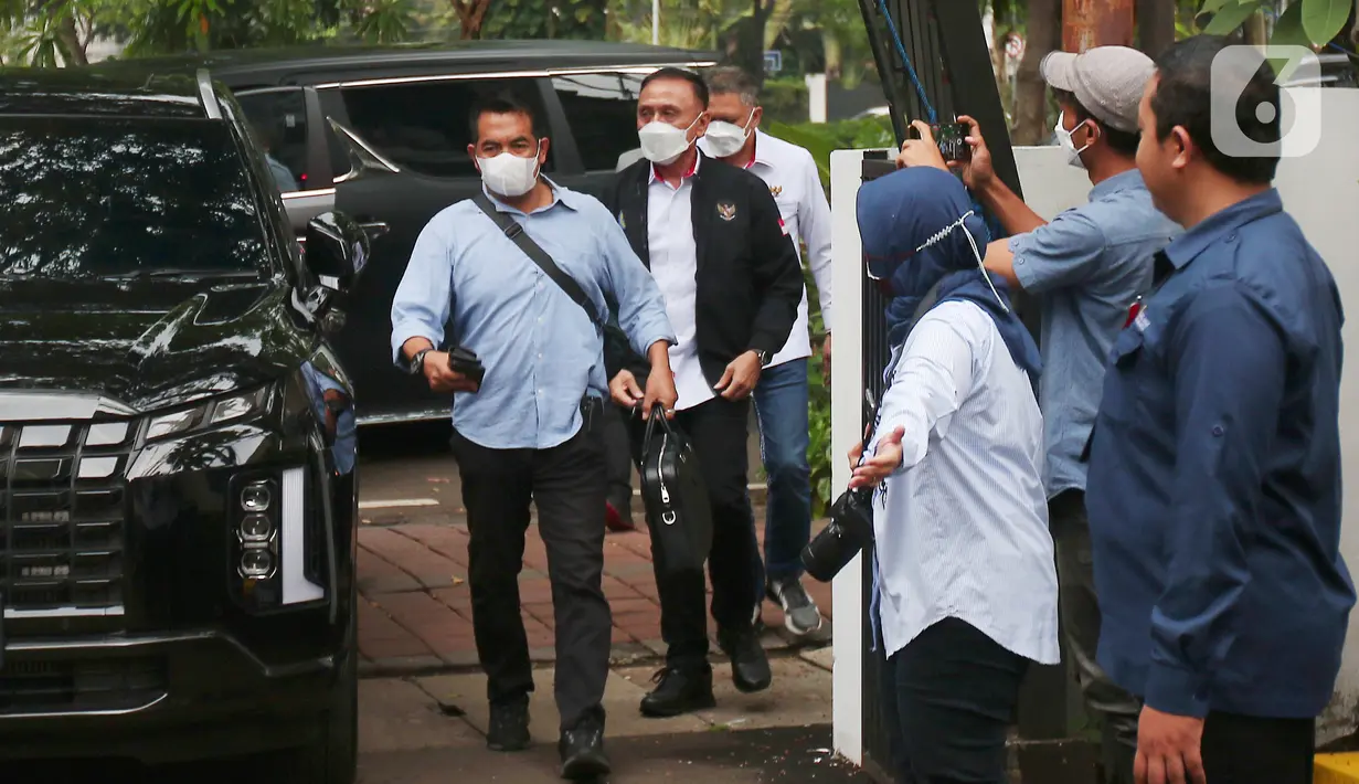 Ketua Umum PSSI Mochamad Iriawan tiba untuk dimintai keterangan di Kantor Komnas HAM, Jakarta, Kamis (13/10/2022). Komnas HAM meminta keterangan PSSI dan pihak penyelenggara siaran pertandingan Arema melawan Persebaya 1 Oktober 2022 untuk proses pemantauan dan penyelidikan atas kasus tragedi kemanusiaan Stadion Kanjuruhan Malang. (Liputan6.com/Angga Yuniar)