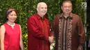 Dubes Amerika Serikat untuk Indonesia Joseph R. Donovan Jr berjabat tangan dengan Presiden RI ke 5 Susilo Bambang Yudhoyono ketika menghadiri Perayaan HUT ke-241 Amerika Serikat di kediaman Dubes AS, Jakarta, Kamis (27/7). (Liputan6.com/Angga Yuniar)