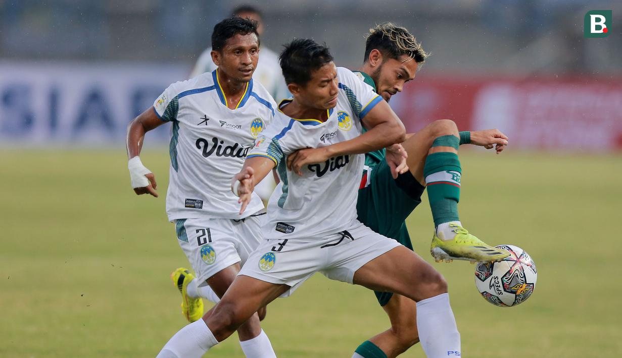 Kompetisi kasta kedua di sepak bola Indonesia, Liga 2 musim 2022/2023 telah resmi dibuka pada Minggu (28/8/2022) di Stadion Si Jalak Harupat, Bandung, dengan mempertandingkan laga pembuka di Grup Tengah antara tuan rumah Persikab Bandung melawan PSIM Yogyakarta. Laga pun tuntas 1-1, di mana Persikab terlebih dahulu unggul pada menit ke-25 yang dapat disamakan PSIM pada menit ke-42. (Bola.com/M Iqbal Ichsan)