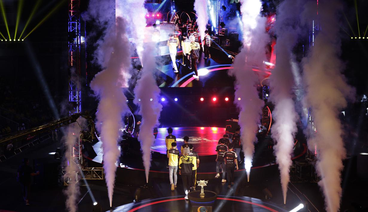 Tim e-Sports, Onic, bersiap saat akan melawan Louvre pada Grand Final Turnamen Mobile Legends: Bang Bang Profesional League (MPL) Indonesia Season 3 di Britama Arena, Jakarta, Jumat (3/5). Onic menang 3-0 atas Louvre. (Bola.com/Vitalis Yogi Trisna)