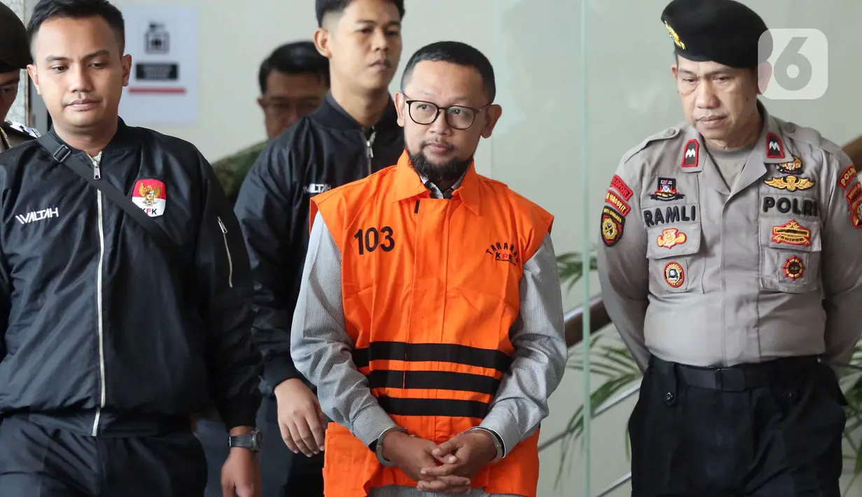 Untuk diketahui, kasus yang menjerat Ishfah Abidal Aziz alias Gus Alex ini bermula dari penyidikan KPK sejak 9 Agustus 2025 terkait manipulasi kuota haji Indonesia. Tampak dalam foto, mantan Staf Khusus Menteri Agama (Menag) periode 2020-2024, Yaqut Cholil Qoumas, Ishfah Abidal Aziz alias Gus Alex (tengah) usai menjalani pemeriksaan di Gedung Merah Putih Komisi Pemberantasan Korupsi (KPK), Jakarta, Selasa (17/3/2026). (Liputan6.com/Helmi Fithriansyah)