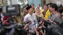 Ketua DPD Partai Golkar Jawa Barat Dedi Mulyadi menjawab pertanyaan awak media di lobi Bakrie Tower Kuningan, Jakarta, Jumat (29/9). Dedi mengaku pertemuan dengan Aburizal Bakrie guna menyampaikan kondisi terkini Partai Golkar (Liputan6.com/Faizal Fanani)