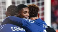 Pemain Paris Saint-Germain (PSG) merayakan gol yang dicetak Ousmane Dembele dalam pertandingan leg pertama play-off 16 besar Liga Champions yang digelar di Roudourou Stadium in Guingamp, Rabu (12/2/2025) dini hari WIB. PSG menang 2-1 dalam lawatannya ke markas sesama tim Prancis itu. (FRED TANNEAU / AFP)