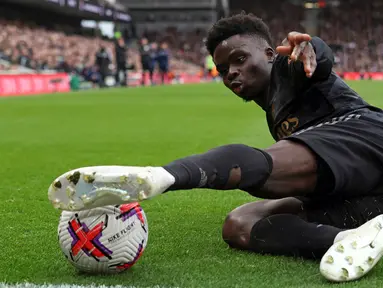 Pemain Arsenal Bukayo Saka mencoba untuk mempertahankan bola saat melawan Fulham pada pertandingan sepak bola Liga Inggris di Stadion Craven Cottage, London, 12 Maret 2023. Arsenal mengalahkan Fulham dengan skor 3-0. (AP Photo/Ian Walton)