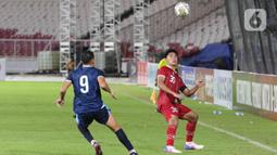 Pemain belakang timnas Indonesia U-20, Muhammad Ferarri (kanan) berebut bola atas dengan penyerang Guatemala U-20, Jefry Leonardo Bartes pada turnamen mini International Friendly Match di Stadion Utama Gelora Bung Karno, Selasa (21/2/2023). Meski unggul jumlah pemain setelah Julio Garcia Ramirez mendapat kartu kuning kedua yang berujung kartu merah, namun timnas Indonesia tetap harus mengakui keunggulan Guatemala 0-1. (Liputan6.com/Herman Zakharia)