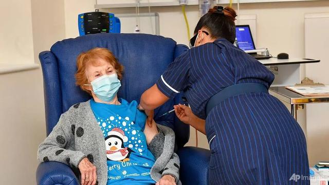 Alasan Inggris Prioritaskan Lansia Sebagai Penerima Vaksin Covid 19 Pfizer Di Fase Awal Health Liputan6 Com
