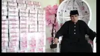 Pengikut Kanjeng Taat Pribadi membaca doa dengan keadaan bertelanjang dada, sambil menghitung uang. | via: youtube.com