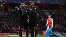 Pemain Bayern Munchen merayakan kemenangan atas Arsenal pada leg kedua babak 16 besar Liga Champions di Stadion Emirates, London, (7/3/2017). Bayern Munchen menang agregat 10-2 atas Arsenal. (AFP/Ben Stansall)