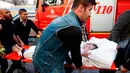 Petugas medis dibantu warga mengevakuasi seorang pasien setelah terjadi kebakaran di rumah sakit di distrik Gaziosmanpasa, Istanbul, Turki (5/4). Sebanyak 70 pasien dievakuasi dari peristiwa ini. (AP Photo/ Emrah Gurel)