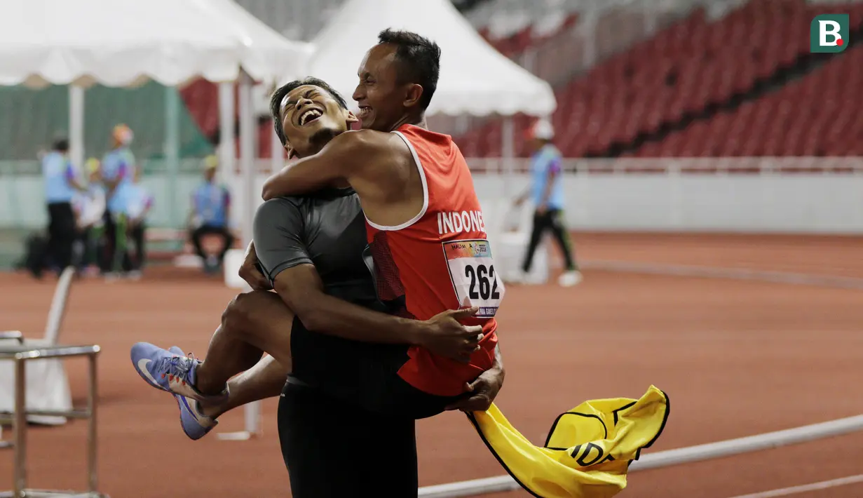Pelari Indonesia, Abdul Halim Dalimunthe, melakukan selebrasi usai finis di posisi dua nomor 100M T11 pria pada Asian Para Games di SUGBK, Jakarta, Rabu (10/10/2018). Abdul Halim meraih medali perak. (Bola.com/M Iqbal Ichsan)