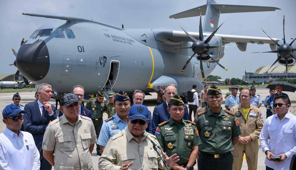 Presiden Indonesia Prabowo Subianto (tengah) berbicara kepada wartawan setelah upacara serah terima salah satu dari dua pesawat angkut militer Airbus A-400M kepada TNI AU di Pangkalan Udara Halim, Jakarta, pada Senin 3 November 2025. (BAY ISMOYO/AFP)