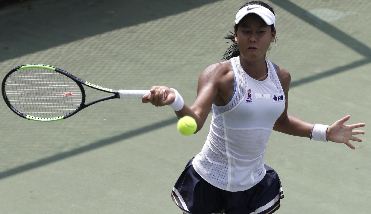 Petenis Thailand, Champoothip Jundakate, memukul bola saat ITF Women's Circuit di Elite Club Epicentrum, Jakarta, Selasa (18/6). Turnamen tingkat internasional ini diikuti sejumlah petenis Asia dan Eropa. (Bola.com/Yoppy Renato)