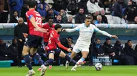 Bek kiri Timnas Indonesia, Calvin Verdonk memberikan tekel keras kepada Mason Greenwood dalam laga lanjutan Ligue 1 2025/2026 antara Marseille melawan Lille di Stade Velodrome, Minggu (22/3/2026) malam WIB. (AFP/Pascar Poschard-Casabianca)