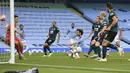 Pemain Manchester City, David Silva, mencetak gol ke gawang Burnley pada laga Premier League di Stadion Etihad, Senin (22/6/2020). Manchester City menang 5-0 atas Burnley. (AP/Shaun Botterill)