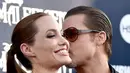 “Angelina tengah frustasi, bingung, kesal dan tersakiti bahwa Brad begitu cepat berpaling ke Jenn setelah berpisah dengannya,” tambah sumber. (AFP/Bintang.com)