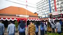 Suasana upacara pengibaran bendera Merah Putih di depan Museum Sumpah Pemuda, Jakarta, Kamis (28/10/2021). Upacara tersebut dilaksanakan untuk memperingati Hari Sumpah Pemuda ke-93. (Liputan6.com/Faizal Fanani)