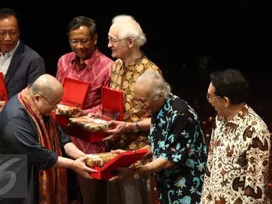 Ketua Museum Rekor Indonesia Jaya Suprana memberikan penghargaan kepada beberapa tamu undangan saat perayaan HUT MURI ke 26 di Gedung Kesenian Jakarta, Kamis (28/1/2016). (Liputan6.com/Yoppy Renato)