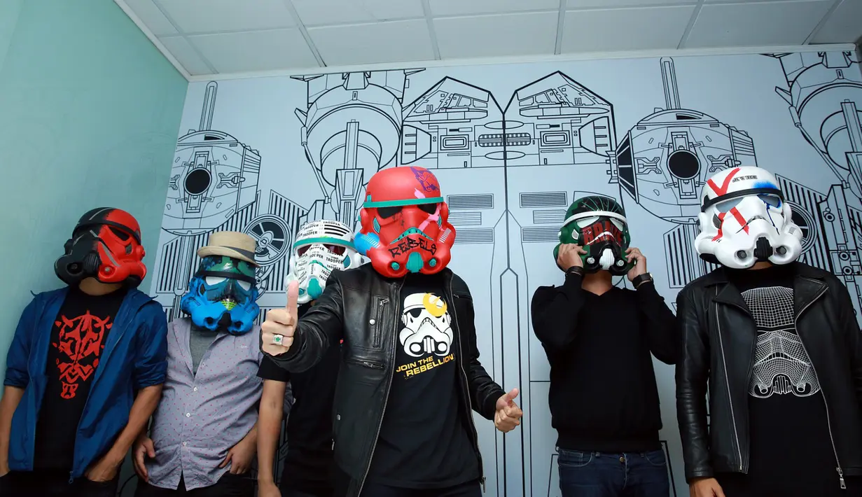 Adapun Star Wars Rebels merupakan pengantar sebelum film Star Wars: Force Awaken tayang pada Desember mendatang. Sebagai campaign ambassador, Nidji diminta mendesain sendiri helm stormtroopers versi mereka. (Deki Prayoga/Bintang.com)