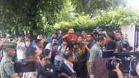 Wapres Jusuf Kalla dan Menko Puan Maharani melayat ke rumah duka Probosutedjo.