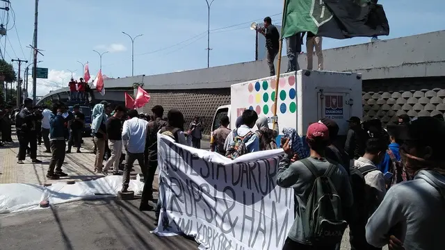 Mahasiswa Sulsel mendesak penuntasan kasus dugaan korupsi Bandara Mangkendek yang mandek 7 tahun (Liputan6.com/ Eka Hakim)