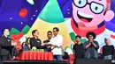 Presiden Joko Widodo menerima tumpeng dari Founder dan CEO Bukalapak Achmad Zaky selama acara hari ulang tahun (HUT) ke-9 BukaLapak di Jakarta Convention Center (JCC), Kamis (10/1). (Liputan6.com/HO/Biropers)