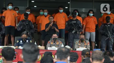 Kapolda Metro Jaya Irjen Pol Fadil Imran menyampaikan keterangan saat rilis kasus pungli terhadap sopir truk kontainer Tanjung Priok di Polda Metro Jaya, Jakarta, Kamis (17/6/2021). Polisi menangkap 24 orang dari empat kelompok preman. (merdeka.com/Imam Buhori)