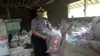 Polisi menggerebek sebuah gudang tempat pengoplosan beras miskin (raskin) di Cianjur, Jawa Barat, Kamis (30/11/2017). (Liputan6.com/Achamad Sudarno)