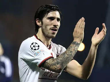 Pemain AC Milan, Sandro Tonali merayakan kemenangan atas Dinamo Zagreb pada laga lanjutan Grup E Liga Champions 2022/2023 di Maksimir Stadium, Zagreb, 25 Oktober 2022. Tonali akan dilepas AC Milan setelah mencapai kesepakatan kontrak dengan Newcastle pada bursa transfer musim panas ini. Ia dibeli The Magpies dengan harga 80 juta euro. (AFP/Damir Sencar)