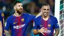 Penyerang Barcelona, Paco Alcacer (kanan) melakukan selebrasi dengan Lionel Messi usai mencetak gol ke gawang Sevilla pada La Liga Spanyol di Camp Nou, Barcelona, Spanyol, (4/11). Alcacer mencetak dua gol dipertandingan ini. (AP Photo/Manu Fernandez)