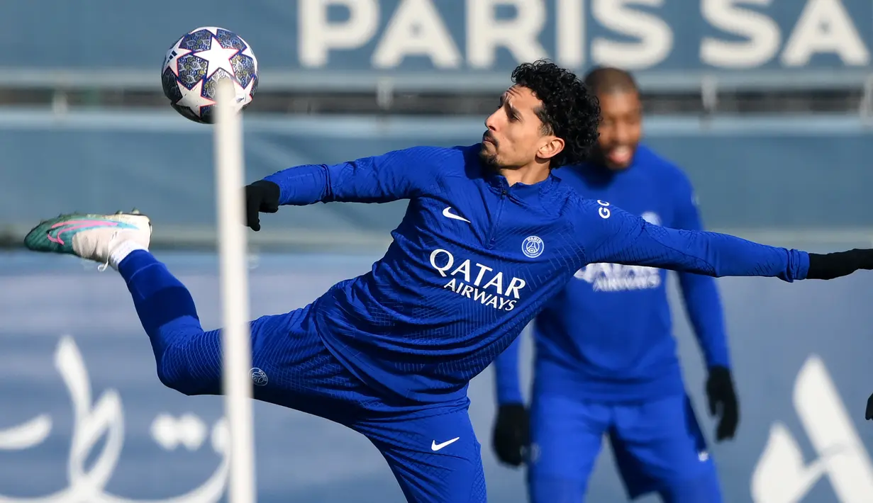 Bek PSG, Marquinhos mengontrol bola selama sesi latihan di Saint-Germain-en-Laye, sebelah barat Paris pada 13 Februari 2023. PSG akan bertanding melawan wakil Jerman Bayern Muenchen pada pertandingan babak 16 besar Liga Champions. (AFP/Franck Fife)