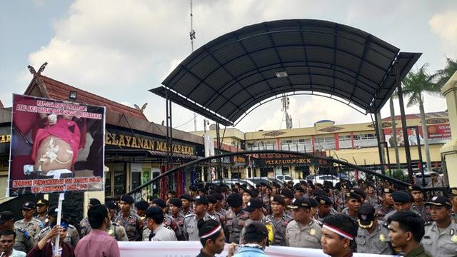 Polisi mengawal ketat demonstrasi solidaritas untuk kasus keluarga maryatun di Polda Riau.