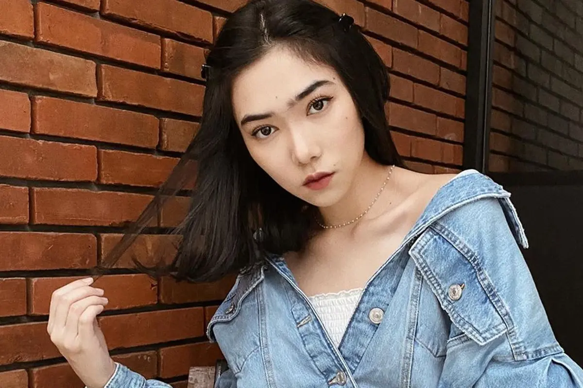 FOTO: Gaya Isyana Sarasvati Pakai Denim, Tampil Keren