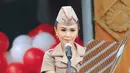 <p>Ia mengenakan kemeja model blazer cokelat dengan empat kantung merah dan rok midi cokelat. [@cahayapermataabadi]</p>