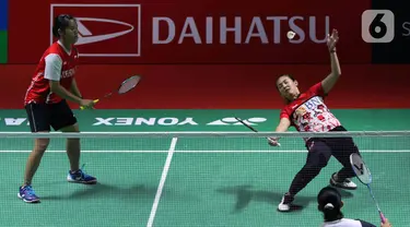 Pebulu tangkis ganda putri Indonesia Lanny Tia Mayasari/Ribka Sugiarto saat bertanding melawan ganda putri India Tanisha Crasto/Ashwini pada babak 16 besar Daihatsu Indonesia Masters 2023 di Istora Senayan, Jakarta, Kamis (26/1/2023). Pasangan Lanny/Ribka terhenti di babak 16 besar Indonesia Masters 2023 dengan skor 19-21, 21-18, dan 23-21. (Liputan6.com/Herman Zakharia)