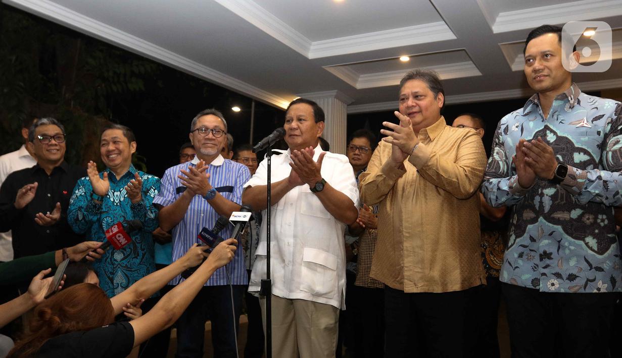 Para Ketua Umum Partai Politik yang bergabung dalam Koalisi Indonesia Maju, Anis Matta, Zulkifli Hasan, Prabowo Subianto, Airlangga Hartarto, Agus Harimurti Yudhoyono (kiri ke kanan) usai mengumumkan nama Bakal Calon Wakil Presiden di Rumah Kertanegara, Jakarta, Minggu (22/10/2023). (Liputan6.com/Herman Zakharia)