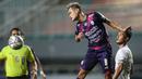 Pemain Rans Cilegon FC, Muhammad Agung Pribadi berusaha menghalau bola saat menghadapi PSIM Yogyakarta dalam laga semifinal Liga 2 2021 di Stadion Pakansari, Bogor, Senin (27/12/2021). (Bola.com/Bagaskara Lazuardi)